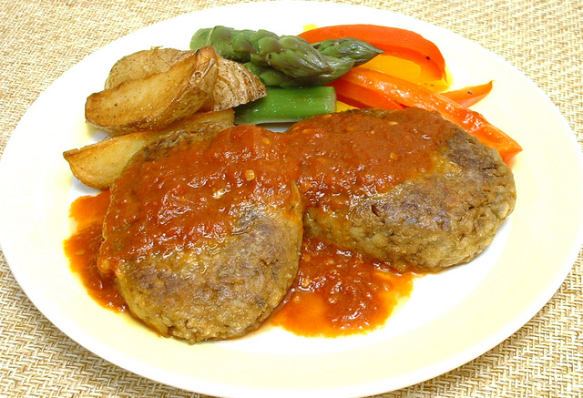 お肉の風味抜群!定番ハンバーグ
