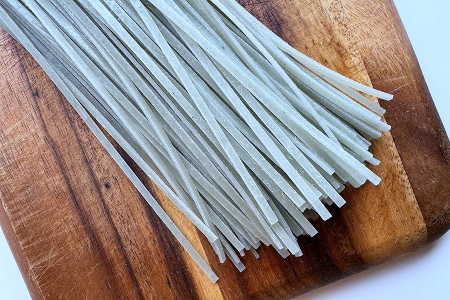 インディゴブルーライスヌードル